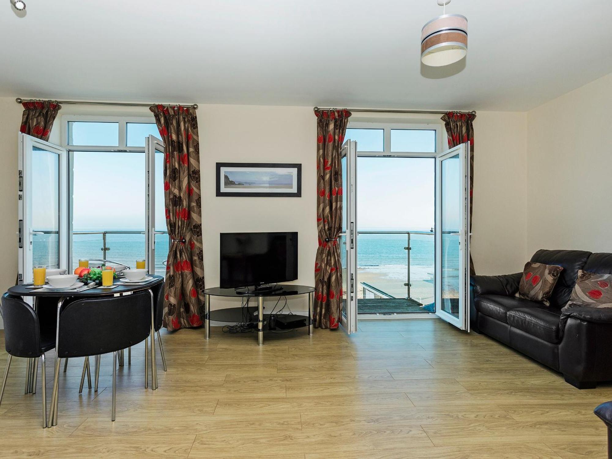 Sunny Beach Apartments Shanklin Bagian luar foto