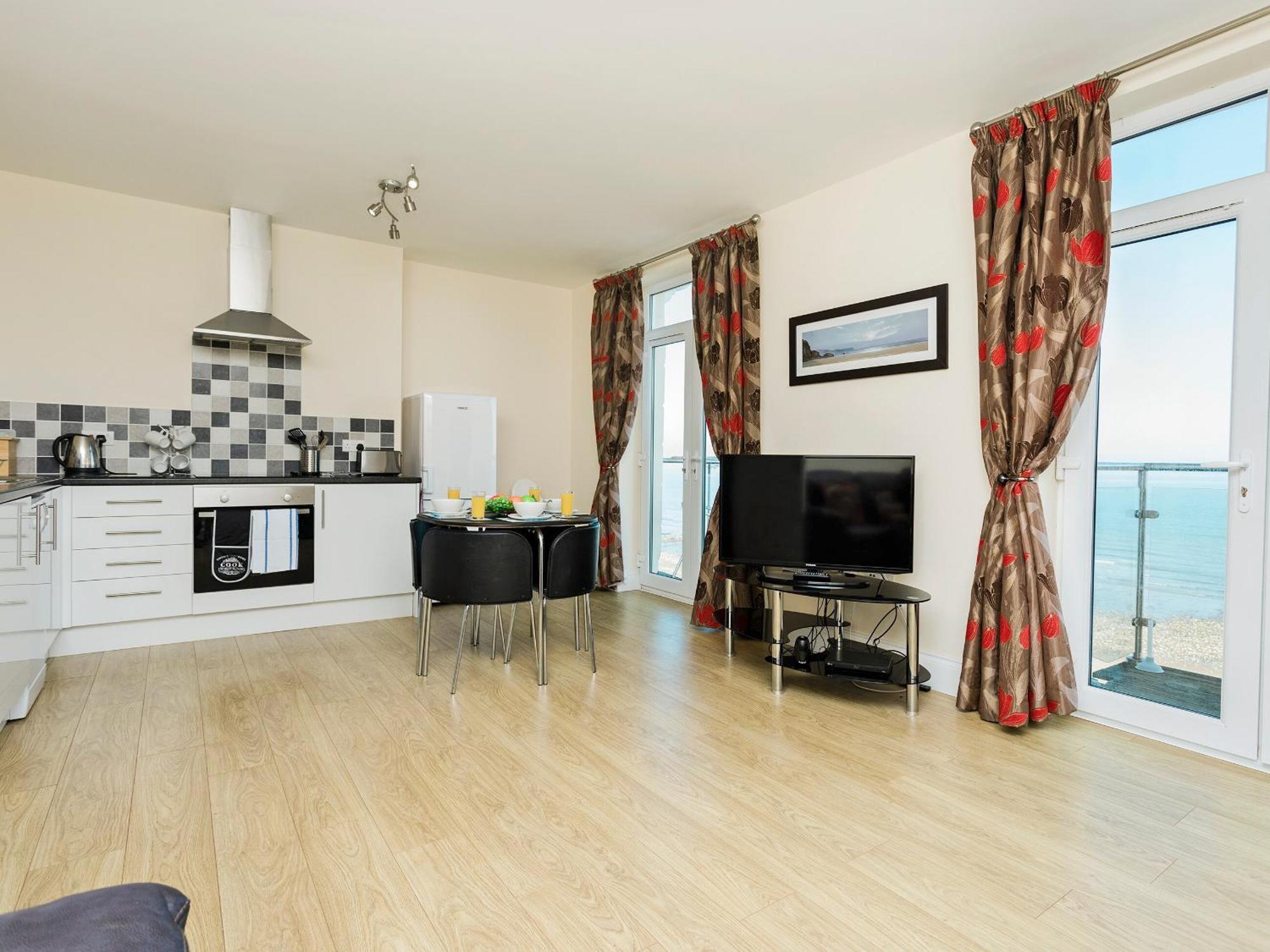 Sunny Beach Apartments Shanklin Bagian luar foto